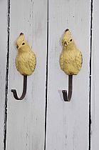 Resin gold parrot hooks.3104
