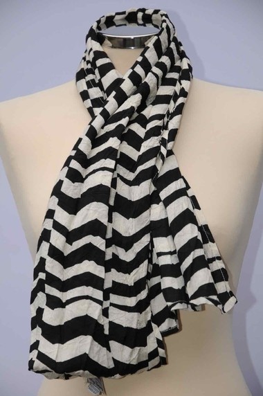 Masai black and white zigzag print scarf. kk308