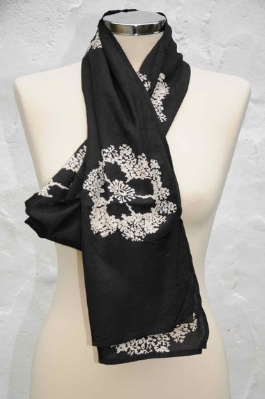 Masai black/cream flower scarf.244A