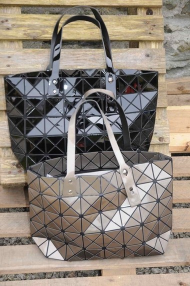 Resin design triangle bag. L001