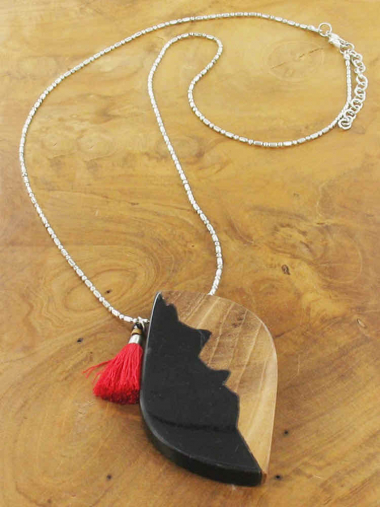 Black wood/resin necklace.6705